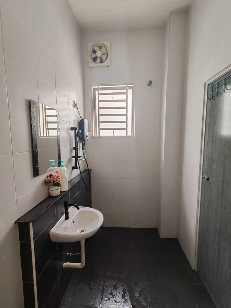 Teluk Batik 17Paradisehome Private Pool Karaoke Snooker Bbq 15Pax Lumut Exterior foto